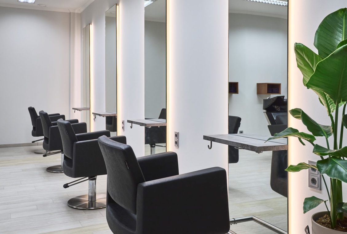 Welonda kappersstoelen in een licht en modern kapsalon
